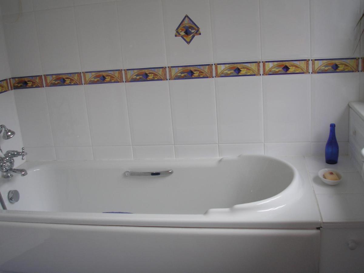 Chart House Bed And Breakfast Dorking Eksteriør bilde